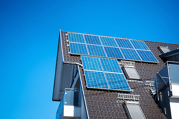 포토 JPG 해외이미지 주간 하늘 지붕 주택 풍경 사람없음 야외 맑음 태양에너지 집열판 해외포토 자연요소 날씨 건물 그린에너지 파일형식 이미지허브