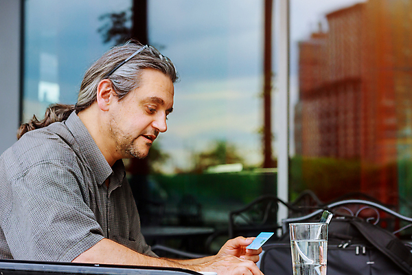 포토 JPG 해외이미지 라이프스타일 손 컨셉 인터넷 비즈니스 모바일 주택 직장 관리 한명 사람 금융 노트북 쇼핑 컴퓨터 태블릿 상점 디지털 스크린 공책 웹 타이핑 키보드 잡기 신용카드 구매 무선전화기 고객 상업 전자 결제 온라인쇼핑 소매 온라인 전자상거래 해외포토 1 회사 모션 문구용품 건물 생활 신체부위 경제 전자제품 스마트기기 전화기 파일형식 이미지허브