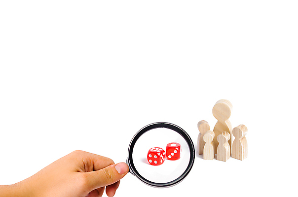 포토 JPG 해외이미지 손 돋보기 실내 들기 신체부위 관찰 말_게임 확대 주사위 흰배경 해외포토 백그라운드 모션 사람 내부 흰색 파일형식 이미지허브