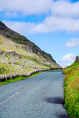 포토 JPG 해외이미지 구름 영어 도로 호수 벽 여행 자연 하늘 영국 잉글랜드 거리 숙이기 풍경 사람없음 파란색 빛 세계 환경 계곡 고속도로 지역 통과 굴곡 컴브리아주 해외포토 자연요소 문자 유럽 길 컬러 포즈 교통시설 생태계 파일형식 이미지허브