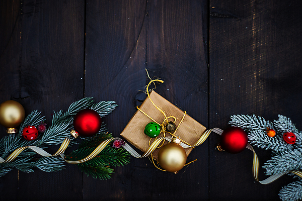 포토 JPG 해외이미지 리본 백그라운드 컨셉 크리스마스 겨울 공 휴가 프레임 선물 사람없음 목재 장식 초록색 세트 상자 축제 어둠 설정 카피스페이스 해외포토 나무 계절 기념일 컬러 재료 공백 파일형식 이미지허브