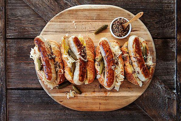 포토 JPG 해외이미지 음식 사람없음 목재 가로 식사 시골 소시지 맛 그릴 머스터드 매움 피클 핫도그 카피스페이스 해외포토 나무 컨셉 재료 주방용품 패스트푸드 공백 소스_음식 가공식품 절임 파일형식 이미지허브