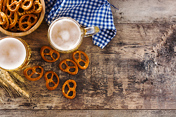 포토 JPG 해외이미지 맥주 실내 사람없음 하이앵글 맥주잔 브레첼 나무배경 미니프레즐 해외포토 뷰포인트 백그라운드 술잔 디저트 주류 내부 과자 파일형식 이미지허브