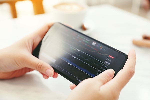 포토 JPG 해외이미지 손 그래프 들기 아웃포커스 신체부위 스마트폰 주식 분석 투자 해외포토 컨셉 비즈니스 모션 촬영기법 사람 금융 핸드폰 스마트기기 파일형식 이미지허브