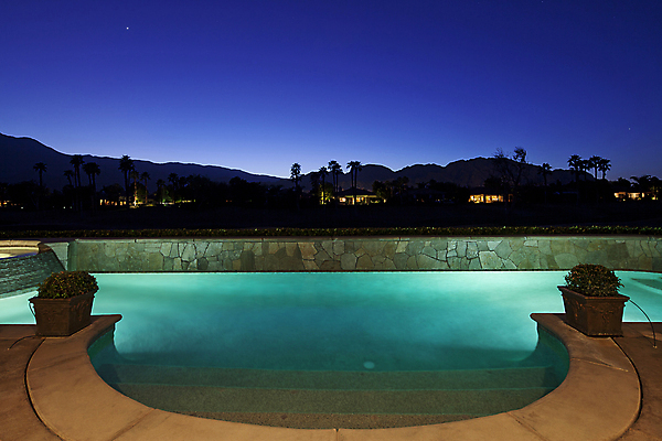 포토 JPG 해외이미지 식물 실루엣 화분 휴식 조명 야외수영장 사람없음 야외 여름휴가 바캉스 야자수 야간 시원함 해외포토 자연요소 나무 컨셉 휴가 수영장 촬영기법 파일형식 여름_계절 이미지허브