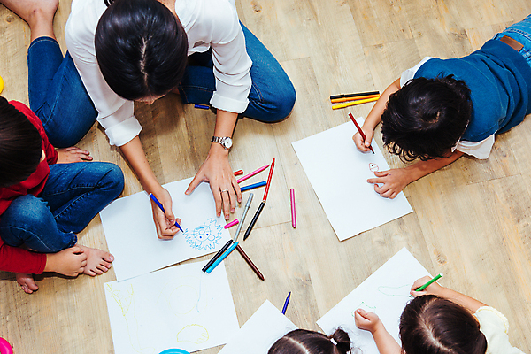 포토 JPG 해외이미지 전신 여자 남자 어린이 엎드리기 가족 색연필 함께함 실내 들기 앉기 소년 여러명 상반신 성인 뒷모습 하이앵글 그리기 해외포토 뷰포인트 다수 컨셉 관계 모션 학용품 사람 내부 파일형식 이미지허브