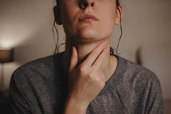 포토 JPG 해외이미지 여자 건강 한명 상반신 성인 아웃포커스 건강관리 침실 고통 잡기 목 기침 목감기 목통증 성인여자한명만 해외포토 1 감정 모션 촬영기법 관리 사람 신체부위 감기_질병 여자한명만 성인여자만 파일형식 이미지허브