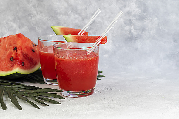 포토 JPG 해외이미지 회색배경 잔 수박 실내 빨대 사람없음 수박조각 수박주스 열대잎 해외포토 식기 조각 백그라운드 잎 과일 내부 회색 과일주스 파일형식 이미지허브