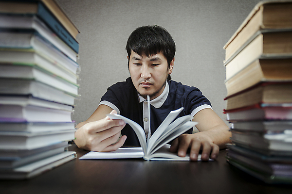 포토 JPG 해외이미지 1 학생 응시 교육 남자 백그라운드 컨셉 학교 탁자 한명 사람 앉기 성인 책 스터디 독서 쌓기 시험 정보 플랫 도서관 읽기 책상 교과서 대학교 문학 과제 스타일 해외포토 시선 가구 모션 교재 학습 파일형식 이미지허브