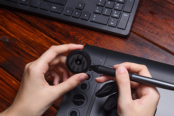 포토 JPG 해외이미지 손 디자인 인터넷 비즈니스 통신 손가락 탁자 직장 창조 미술 사람 사람없음 목재 그래픽 노트북 컴퓨터 사무실 알약 펜 우주 디지털 스크린 검은색 공책 공백 공구 타이핑 키보드 업무 작업 비즈니스맨 그리기 디자이너 스케치 책상 그림 전자 예술가 팔 프리랜서 해외포토 나무 직업 남자 컬러 가구 회사 재료 모션 문화예술 문구용품 신체부위 전자제품 필기구 약 도구 직장인 파일형식 이미지허브