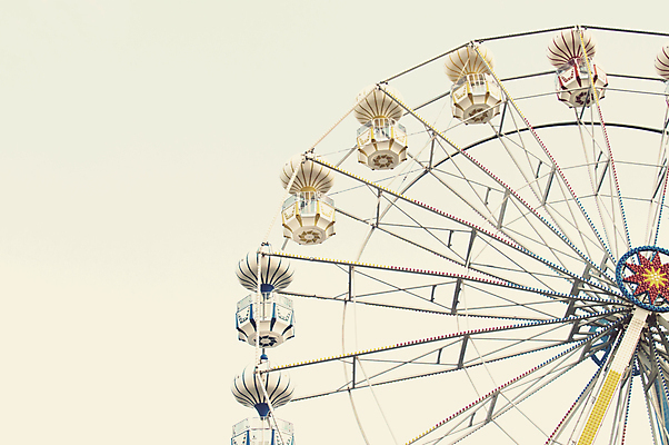 포토 JPG 해외이미지 라이프스타일 공원 여행 포즈 하늘 휴가 사람없음 야외 파란색 기계 기쁨 수확 축하 바퀴 원형 큼 전시회 복고 각도 공평 해외포토 도형 공공시설 감정 컬러 컨셉 농업 생활 전시 크기 파일형식 이미지허브