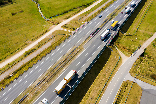 포토 JPG 해외이미지 산업 도로 여행 비즈니스 교통시설 모션 하늘 거리 안테나 사람없음 옆모습 운전 트럭 화물 고속도로 운전사 당기기 상품 상업 트랙터 수납 짐차 무거움 트레일러 루트 수입 해외포토 직업 길 뷰포인트 교통 통신 자동차 운송업 무게 농기계 시설 특수차량 파일형식 이미지허브