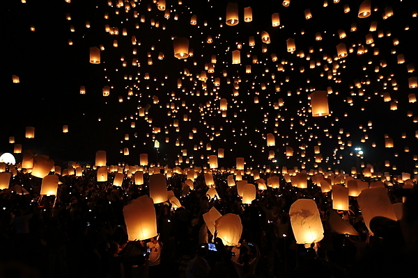 포토 JPG 해외이미지 사람 여러명 야외 빛 군중 야간 풍등 풍등날리기 풍등놀이 풍등행사 풍등축제 해외포토 자연요소 다수 놀이 조명 이벤트 등축제 파일형식 이미지허브