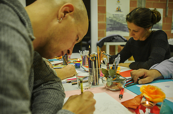 포토 JPG 해외이미지 손 여자 남자 색연필 실내 들기 상반신 성인 두명 옆모습 신체부위 그리기 집중 성인만 해외포토 뷰포인트 컨셉 모션 학용품 사람 내부 파일형식 이미지허브