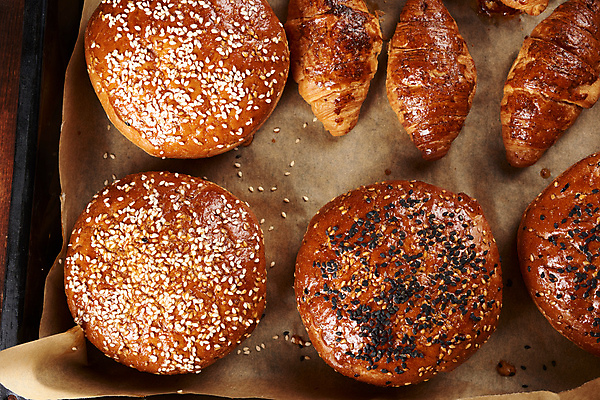 포토 JPG 해외이미지 재료 쟁반 실내 사람없음 하이앵글 햄버거 크루아상 참깨번 햄버거빵 종이호일 해외포토 빵 뷰포인트 패스트푸드 내부 파일형식 이미지허브