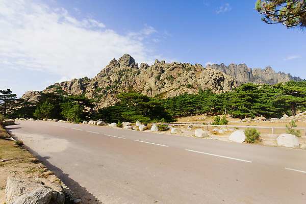 포토 JPG 해외이미지 나무 구름 도로 여행 자연 하늘 산 풍경 사람없음 물 강 골짜기 계곡 하이킹 프랑스 바위 소나무 숲 지중해 장면 통과 코르시카 해외포토 자연요소 식물 유럽 길 바다 섬 교통시설 레저 돌_바위 생태계 파일형식 이미지허브