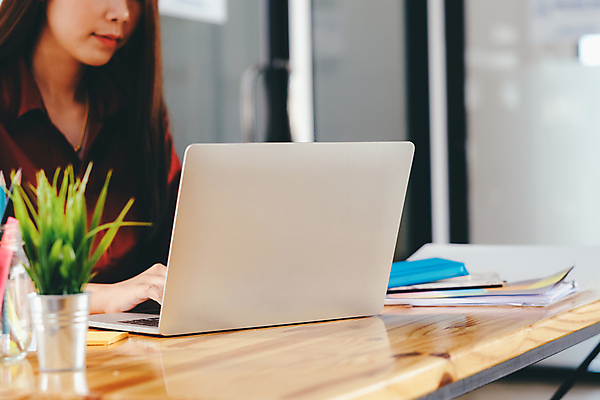 포토 JPG 해외이미지 라이프스타일 교육 인터넷 비즈니스 통신 한명 앉기 노트북 쇼핑 컴퓨터 알약 디지털 카페 타이핑 업무 비즈니스맨 이메일 닫기 밀기 연결 무선전화기 검색 와이파이 나눔 온라인 인터넷주소 소셜 소셜미디어 온라인강의 지능 해외포토 1 남자 모션 사람 생활 전자제품 약 상점 작업 직장인 강의 전화기 무선인터넷 파일형식 언택트 이미지허브