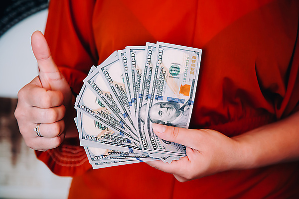 포토 JPG 해외이미지 1 손 여자 행복 종이 포즈 백그라운드 지폐 돈 비즈니스 성공 사람 성인 사람없음 초록색 금융 달러 엄지손가락 잡기 부채 행운 재산 OK 긍정 계좌 수입 승자 해외포토 감정 컬러 컨셉 손가락 모션 손짓 신체부위 경제 파일형식 이미지허브