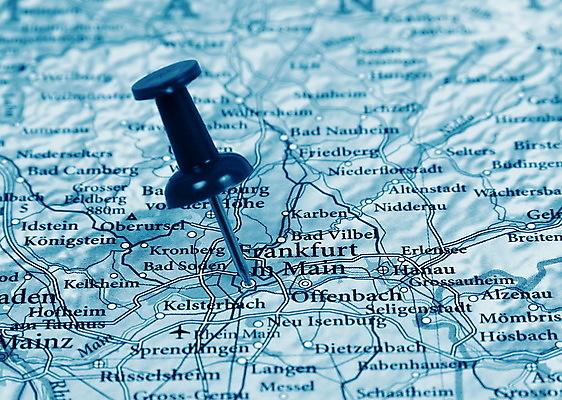 포토 JPG 해외이미지 지도 실내 사람없음 아웃포커스 깃발 압정 위치 프랑크푸르트 해외포토 독일 촬영기법 내부 사무용품 도시 파일형식 이미지허브