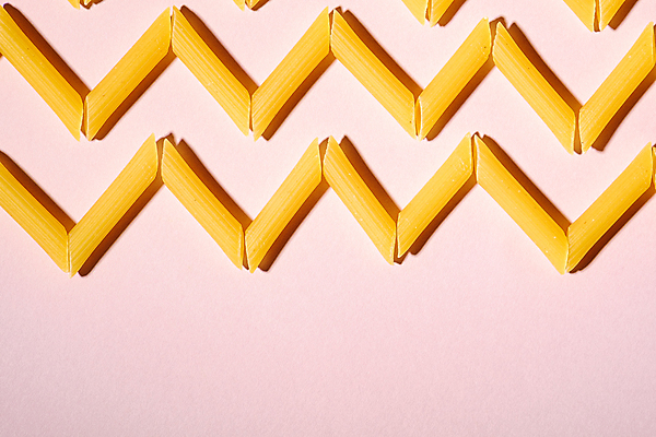 포토 JPG 해외이미지 사람없음 일렬 지그재그 펜네 카피스페이스 분홍색배경 해외포토 분홍색 백그라운드 파스타 공백 파일형식 이미지허브