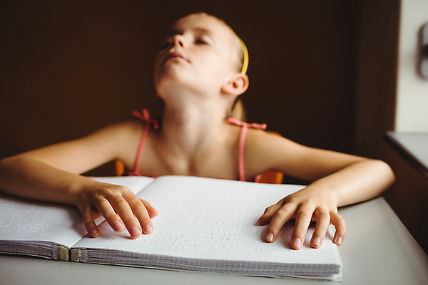 포토 JPG 해외이미지 라이프스타일 여자 어린이 실내 한명 상반신 앞모습 독서 책상 고개들기 시각장애인 점자 손짚기 소녀한명만 점자책 해외포토 1 뷰포인트 가구 모션 사람 손짓 내부 생활 책 장애인 여자한명만 소녀만 파일형식 이미지허브
