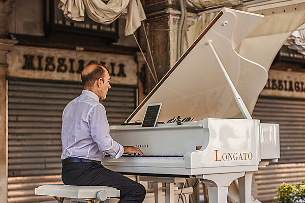 포토 JPG 해외이미지 주간 남자 연주 유럽풍경 한명 앉기 성인 야외 뒷모습 이탈리아 피아노 베네치아 피아니스트 길거리예술가 성인남자한명만 해외포토 자연요소 1 유럽 음악 뷰포인트 모션 사람 풍경 연주자 건반악기 예술가 남자한명만 성인남자만 파일형식 이미지허브