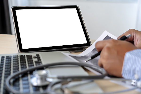 포토 JPG 해외이미지 라이프스타일 손 남자 백그라운드 컨셉 청진기 탁자 노동자 건강 병원 사람 사람없음 노트북 컴퓨터 사무실 알약 약 디지털 스크린 검은색 공책 자료 장비 의사 흰색 하트 심장 업무 작업 서비스 전자 처방 온라인 돌봄 서류판 심장병 헬프 해외포토 모양 직업 컬러 가구 비즈니스 의학 의료기기 모션 문구용품 생활 신체부위 전자제품 사무용품 의료진 도움 장기_의학 질병 파일형식 이미지허브