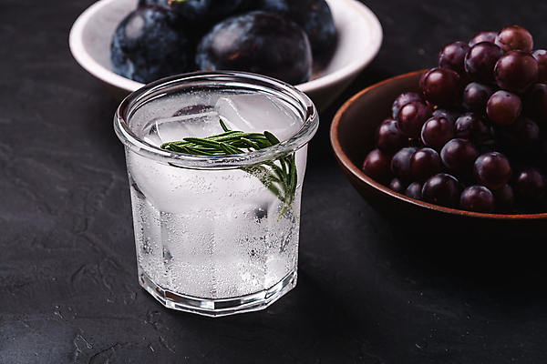 포토 JPG 해외이미지 그릇 포도 잔 사람없음 얼음 투명 탄산음료 자두 로즈메리 탄산수 해외포토 자연요소 식기 음료 과일 물 허브 탄산 파일형식 이미지허브
