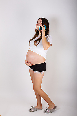 포토 JPG 해외이미지 라이프스타일 여자 행복 컨셉 인터넷 통신 엄마 모바일 세포 건강 사랑 한명 사람 스마트폰 핸드폰 희망 임산부 임신 터치 아기 잡기 메시지 연결 전화기 소셜미디어 해외포토 1 감정 가족 모션 생활 전자제품 스마트기기 파일형식 이미지허브