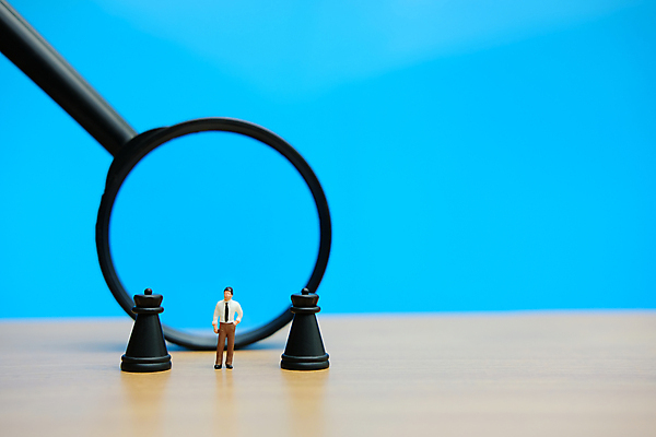 포토 JPG 해외이미지 직업 응시 조각 백그라운드 컨셉 생각 비즈니스 모션 유리 성공 돋보기 아이디어 서기 사람 경기 사람없음 금융 사무실 숫자 힘 경쟁 미니어처 도전 게임 비즈니스맨 수비 체스말 체스 계획 대표 검색 리더 싸움 체스판 전략 경영 정치 해외포토 문자 시선 남자 스포츠 재질 놀이 경제 모형 말_게임 직장인 파일형식 이미지허브