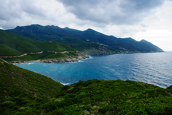 포토 JPG 해외이미지 유럽 도로 바다 섬 여행 하늘 휴가 산 풍경 사람없음 초록색 물 파란색 보트 지중해 그림 좁은 캡모자 코르시카 해외포토 자연요소 모자_잡화 나라 길 컬러 배_교통 교통시설 프랑스 파일형식 이미지허브