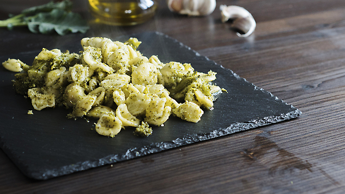 포토 JPG 해외이미지 접시 문화 음식 포크 채소 재료 주택 파스타 건강 마늘 요리 사람없음 초록색 식사 이탈리아 시골 레인지 닫기 선택 상품 브로콜리 지중해 허브 레시피 점심식사 광 마카로니 블로거 채식주의자 탄수화물 핸드메이드 비건 해외포토 식물 식기 유럽 바다 컬러 컨셉 모션 서양음식 건물 가전제품 채식 파스타면 파일형식 이미지허브