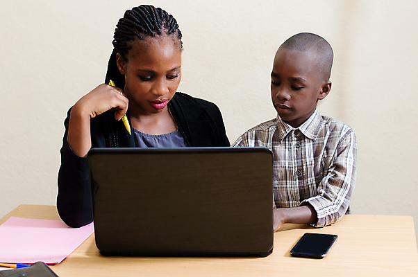 포토 JPG 해외이미지 직업 학생 교육 어린이 남학생 통신 학교 수업 실내 초등학교 창조 설명 사람 앉기 소년 두명 교사 관찰 도움 가르침 초보 카피스페이스 해외포토 남자 컨셉 모션 내부 공백 파일형식 이미지허브
