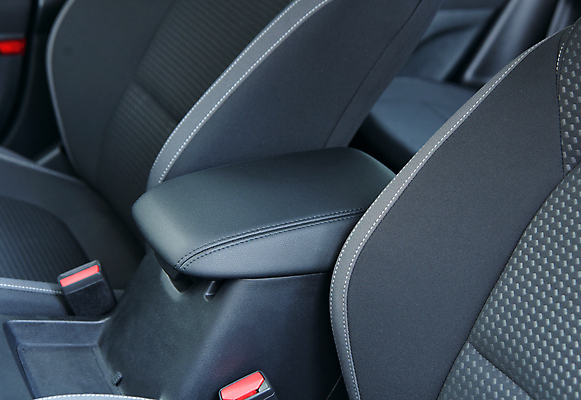 포토 JPG 해외이미지 손 디자인 스포츠 의자 교통시설 자동차 새로움 사람없음 내부 빨간색 반사 회색 긴급 고급 바느질 주차 가죽 브레이크 묘사 위로 그만 해외포토 육상교통 컬러 가구 교통 컨셉 신체부위 시설 파일형식 이미지허브