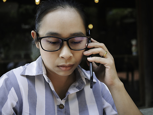 포토 JPG 해외이미지 백인 직업 라이프스타일 손 응시 여자 안경 얼굴 커피 백그라운드 비즈니스 통신 모바일 휴가 스트레스 주택 대화 한명 사람 앉기 동양인 성인 스마트폰 핸드폰 카페 분노 흰색 업무 비즈니스우먼 기다림 전화기 고민 주말 부름 문제 고립 심각 혼란 스타일 해외포토 서양인 1 시선 잡화 감정 음료 컬러 컨셉 모션 말하기 인종 건물 생활 신체부위 전자제품 스마트기기 상점 작업 직장인 파일형식 이미지허브