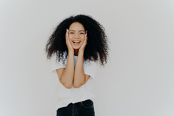 포토 JPG 해외이미지 모델 1 헤어스타일 외관 응시 시선 여자 행복 얼굴 티셔츠 실내 건강 서기 웃음 사람 사람없음 10대 검은색 기쁨 흰색 표현 입 이발 고립 성격 카피스페이스 해외포토 감정 컬러 셔츠 모션 청소년 표정 내부 신체부위 공백 파일형식 이미지허브