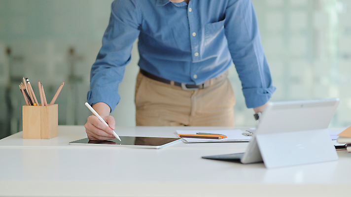 포토 JPG 해외이미지 직업 손 디자인 교육 남자 컨셉 비즈니스 탁자 실내 창조 미술 사람 앉기 성인 사람없음 그래픽 컴퓨터 사무실 알약 펜 우주 디지털 스크린 모니터 공백 장비 터치 흰색 업무 그리기 디자이너 스케치 책상 그림 예술가 터치스크린 스타일 해외포토 컬러 가구 모션 문화예술 내부 신체부위 전자제품 필기구 약 작업 파일형식 이미지허브