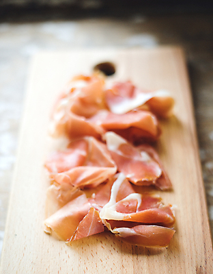 포토 JPG 해외이미지 전통 접시 음식 조각 백그라운드 재료 치즈 건강 육류 돼지고기 요리 사람없음 목재 빨간색 초록색 주방 식사 이탈리아 흰색 신선 파마 소시지 맛 상품 먹기 허브 햄 슬라이스 베이컨 후추 로즈메리 훈제 내추럴 단백질 스페인어 식품점 해외포토 나무 식물 헤어스타일 식기 유럽 컬러 컨셉 식재료 모션 유제품 상점 가공식품 향신료 영양소 파일형식 이미지허브