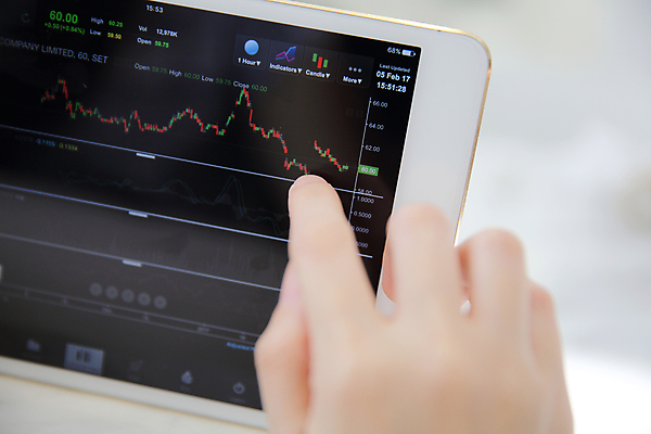 포토 JPG 해외이미지 손 그래프 신체부위 태블릿 주식 분석 투자 해외포토 컨셉 비즈니스 사람 금융 전자제품 스마트기기 파일형식 이미지허브