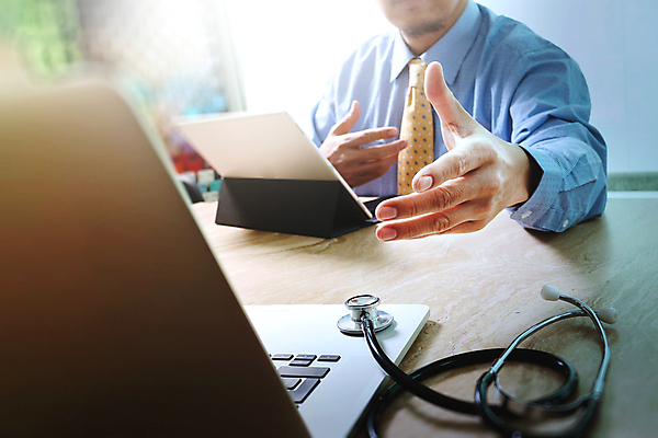 포토 JPG 해외이미지 직업 손 남자 청진기 그래프 미래 직장 기술 건강 사람 사람없음 그래픽 스마트폰 컴퓨터 약 디지털 스크린 자료 시험 터치 의사 흰색 하트 업무 네트워크 DNA 심볼 동료 보고서 대리석 네비게이션 돌봄 심장병 인터페이스 가상 해외포토 모양 교육 컬러 컨셉 회사 재료 의학 관계 의료기기 모션 신체부위 전자제품 핸드폰 스마트기기 의료진 작업 질병 생명공학 파일형식 이미지허브