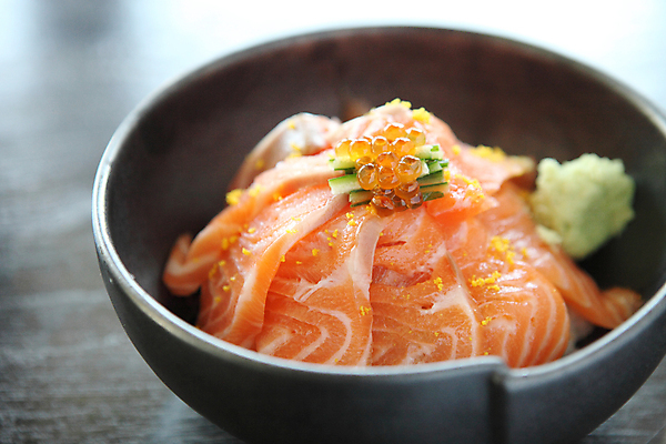 포토 JPG 해외이미지 그릇 회색배경 실내 사람없음 고추냉이 덮밥 연어알 일본음식 연어덮밥 해외포토 식기 음식 백그라운드 내부 알 회색 양념 파일형식 이미지허브