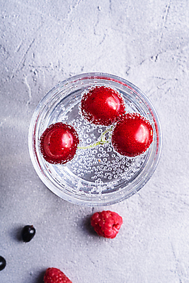 포토 JPG 해외이미지 잔 사람없음 하이앵글 투명 체리 탄산음료 산딸기 베리 콘크리트 탄산수 해외포토 식기 음료 뷰포인트 과일 물 탄산 파일형식 이미지허브