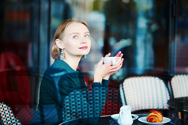 포토 JPG 해외이미지 모델 유럽 커피 음료 음식 생각 창문 유리 탁자 아침 한명 사람 성인 컵 금발 반사 유행 식당 카페 프랑스 흰색 도시 우아함 차 달콤 아침식사 이발 날씬함 카푸치노 에스프레소 프랑스어 배려 페스츄리 스타일 파리(프랑스) 해외포토 주간 문자 1 헤어스타일 식기 나라 빵 컬러 가구 컨셉 재질 상점 식사 맛 몸매 파일형식 이미지허브