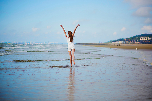 포토 JPG 해외이미지 주간 서양인 우먼라이프 여자 한명 미소 사람 성인 야외 여름 여름휴가 바캉스 금발 날씬함 여름라이프 혼자 성인여자한명만 해외포토 자연요소 외국인 1 라이프스타일 헤어스타일 계절 휴가 표정 몸매 여자한명만 성인여자만 파일형식 여름_계절 이미지허브