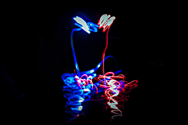 포토 JPG 해외이미지 모양 디자인 포즈 백그라운드 이동 패턴 모션 추상 사랑 미술 사람 사람없음 빨간색 파란색 빛 컬러풀 검은색 페인트 활발 에너지 야간 시원함 심볼 속도 예술가 쇼 장노출 느림 셔터 감탄 고립 주도 해외포토 자연요소 감정 컬러 컨셉 무늬 문화예술 촬영기법 예절 파일형식 이미지허브