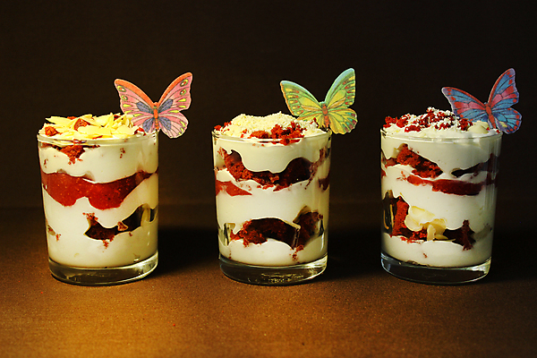 포토 JPG 해외이미지 나비 아이스크림 사람없음 장식 달콤 컵케이크 해외포토 곤충 디저트 케이크 맛 파일형식 이미지허브