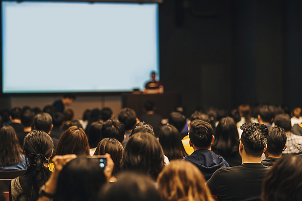 포토 JPG 해외이미지 여자 남자 실내 여러명 상반신 성인 뒷모습 아웃포커스 듣기 군중 소프트포커스 강의 강당 세미나 성인만 해외포토 뷰포인트 다수 모션 촬영기법 사람 내부 파일형식 이미지허브