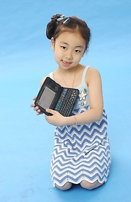 포토 JPG 스튜디오촬영 전신 여자 어린이교육 교육 초등학생 어린이 한명 서기 사람 소녀 앞모습 전자사전 여자만 여자한명만 어린이만 소녀만 소녀한명만 국내포토 1 학생 뷰포인트 모션 실내 사전 파일형식