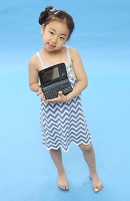 포토 JPG 스튜디오촬영 전신 여자 어린이교육 교육 초등학생 어린이 한명 서기 사람 소녀 앞모습 전자사전 여자만 여자한명만 어린이만 소녀만 소녀한명만 국내포토 1 학생 뷰포인트 모션 실내 사전 파일형식