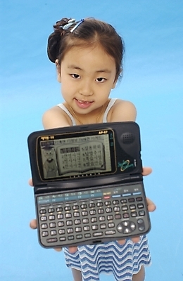 포토 JPG 스튜디오촬영 여자 어린이교육 교육 초등학생 어린이 한명 서기 사람 소녀 앞모습 전자사전 여자만 여자한명만 어린이만 소녀만 소녀한명만 국내포토 1 학생 뷰포인트 모션 실내 사전 파일형식